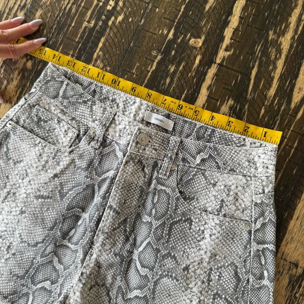 21 - Snake Skin Grey White High Waist Shorts - US 28 - Picture 13 of 13
